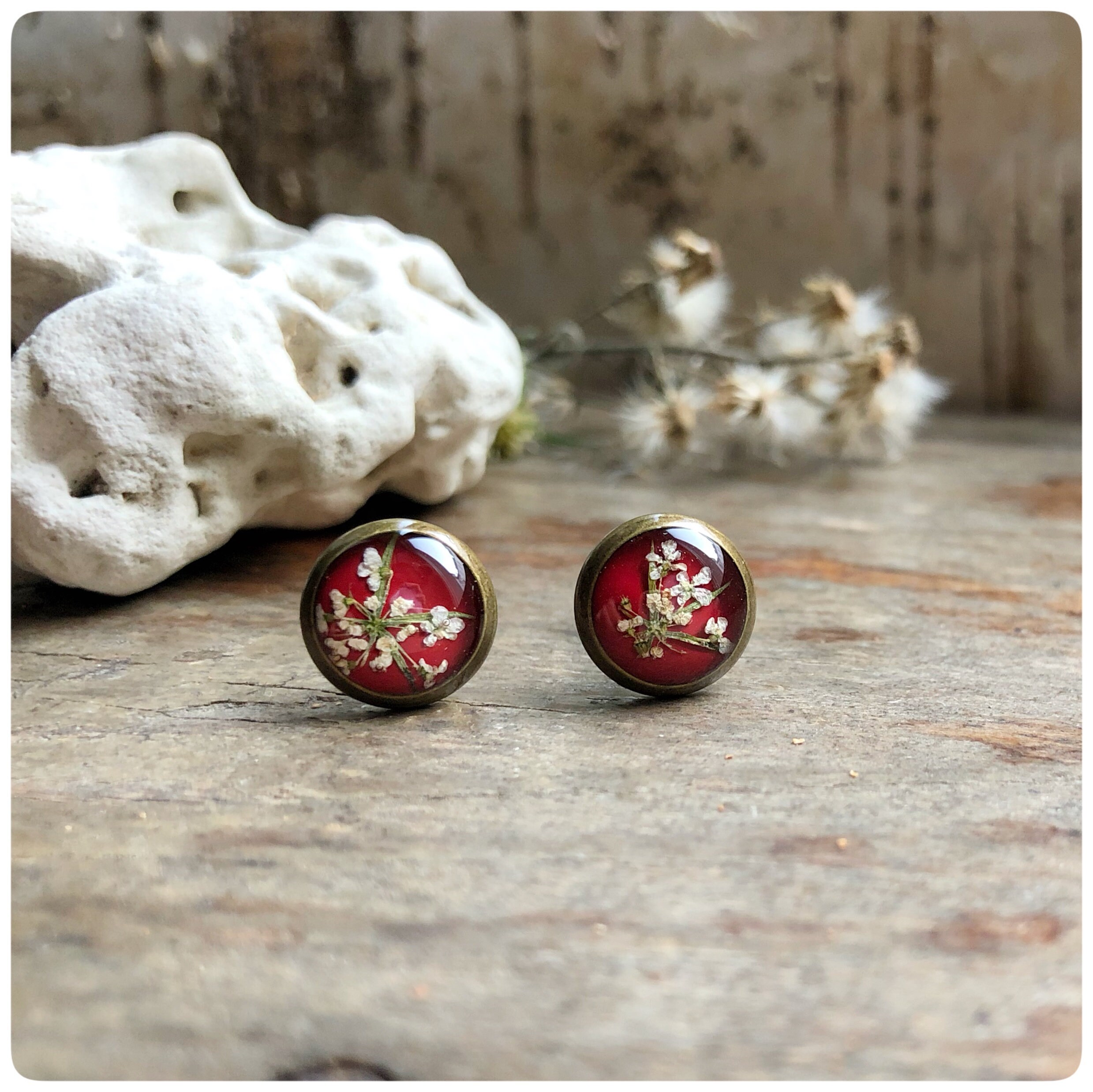 small bronze-colored earrings | wine red | wild carrot flowers | each approx. 10 mm diameter | size S