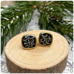 quadratische Ohrstecker | echte wilde Möhre Blüten | schwarz | vergoldet | je ca. 12 mm Schmuckstück von Herzen