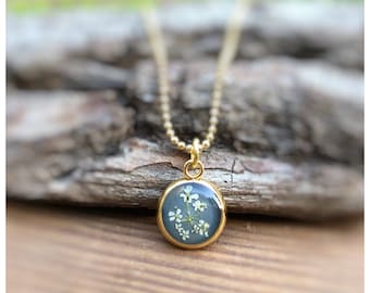 mini chain pendant | real wild carrot flowers | grey | gold | Gift idea from the heart