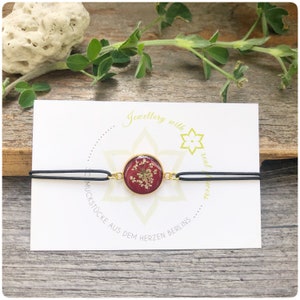 wine red elastic bracelet | real wild carrot flowers | gold-coloured setting | gift idea