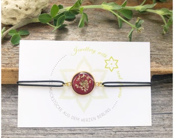 wine red elastic bracelet | real wild carrot flowers | gold-coloured setting | gift idea