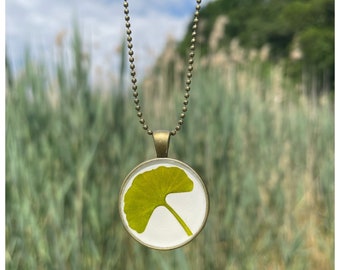 ginkgo necklace | round pendant | white | bronze colored