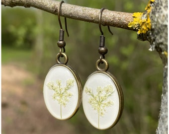 boucles d'oreilles blanches | forme ovale | vraies fleurs de carottes sauvages | couleur bronze