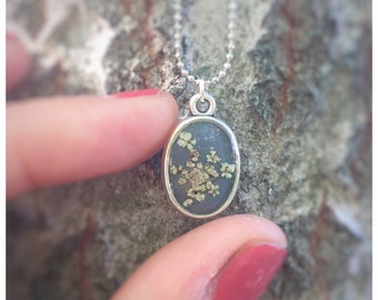 small chain pendant | oval | real wild carrot flowers | gray | silver-colored | Gift idea from the heart