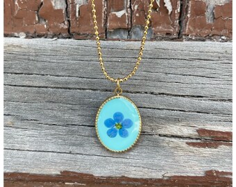 Collier véritable fleur de myosotis | pendentif ovale | couleur or | Bleu clair