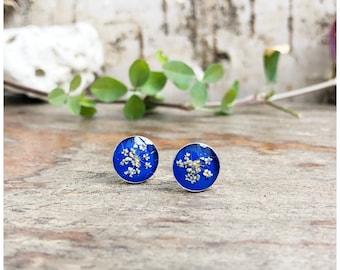 boucles d'oreilles à clous bleu foncé | vrais bijoux en argent | avec de vraies fleurs de carottes sauvages | chacun environ 9 mm de diamètre | Idée cadeau qui vient du coeur