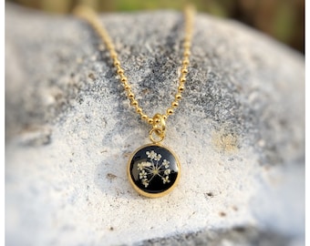 mini chain pendant | real wild carrot flowers | black | gold | Gift idea from the heart