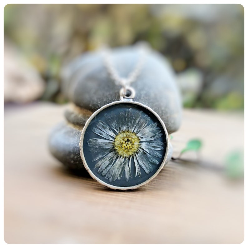 Antique look around Thousand-beautiful grey daisy necklace silver-coloured