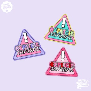 Könnte beinhalten: Drei rosa dreieckige Warnhinweise mit dem Text "expliziter Inhalt" in bunten Buchstaben. Die Aufkleber befinden sich auf einem hellvioletten Hintergrund.