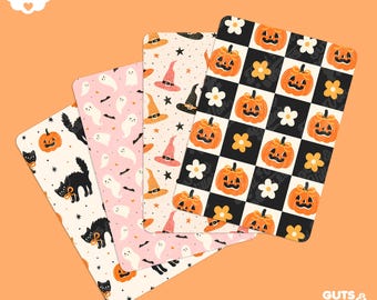 Pode incluir: Quatro tapetes decorativos com tema de Halloween com vários padrões. Os desenhos incluem gatos pretos, abóboras, chapéus de bruxa, fantasmas e um padrão xadrez com abóboras e flores. Os tapetes são em tons de laranja, rosa, preto e branco. As palavras "Hand Made" e "Guts & Glitter" são visíveis.