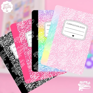 Könnte beinhalten: Ein Stapel von Heftern mit verschiedenen farbigen Einbänden. Die Einbände sind regenbogenfarben, rosa mit weißen Punkten und schwarz mit weißen Punkten. Die Hefter haben den Text "GUTS & GLITTER" und "COMPOSITION BOOK" aufgedruckt.