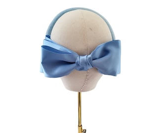 Blue Satin Back Bow Hoofdband Fascinator, op een gewatteerde fluwelen hoofdband, optionele staarten