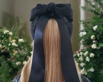 Fascinator per fascia per capelli con fiocco in raso nero, su base Sinamay Halo, con code