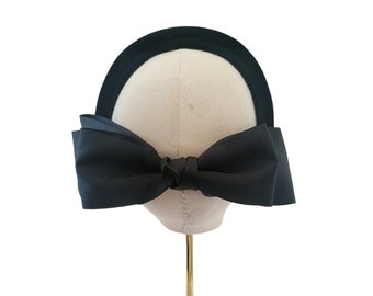 Schwarzer Stirnband-Fascinator aus Satin mit Schleife auf der Rückseite, auf einem gepolsterten Samt-Stirnband, optionale Schwänze
