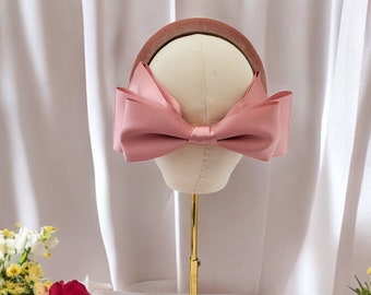 Bibis bandeau en satin rose poudré dans le dos, sur un serre-tête en velours rembourré,