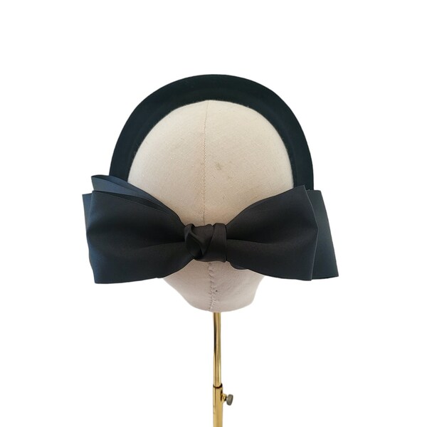 Bibis bandeau avec nœud dans le dos en satin noir, sur un serre-tête en velours rembourré, queues facultatives