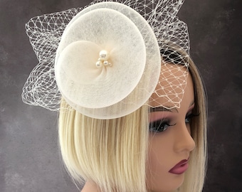 Fascinator di fiori d'avorio, cappello da percher, con velo e perle per gare nuziali,