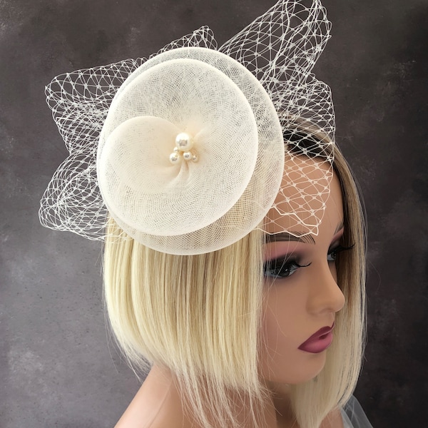 Bibi fleur ivoire, chapeau percher, avec voile et courses de mariage de perles,