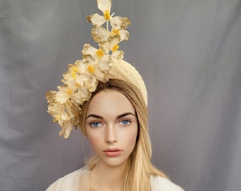 Beige Fascinator met crème en bladgoudbloemen, Halo Crown hoofdband, stro Hatinator, derby, moeder van de bruid