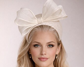 Diadema con lazo de sinamay color marfil — Accesorio para el cabello para bodas — Tocado estructurado para ocasiones especiales para damas