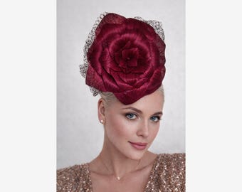 Mörkrosa fascinatorhårband i siden med blommönster, stort iögonfallande huvudbonad med svart nätslöja