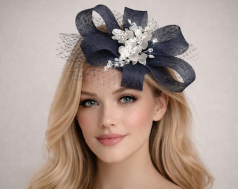 Tocado con lazo de sinamay azul marino francés, diadema nupcial con broche de diamantes
