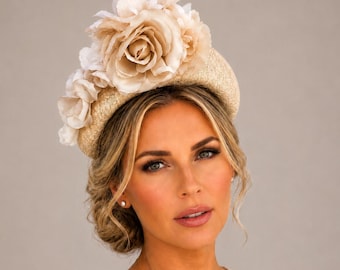 Diadema tipo tocado con estampado floral de seda beige, 10 cm de ancho, ideal para el día de la carrera.