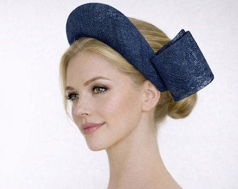 Diadema tipo halo de sinamay azul marino inglés, tocado con lazo trasero para bodas y carreras de caballos.