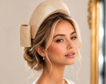 Diadema tocado beige plateado brillante, lazo trasero tipo halo, 10 cm de ancho.