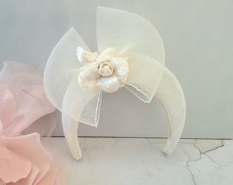 Diadema fascinadora de halo de marfil, con flor de terciopelo y detalle de lazo, tocado de carreras ligero