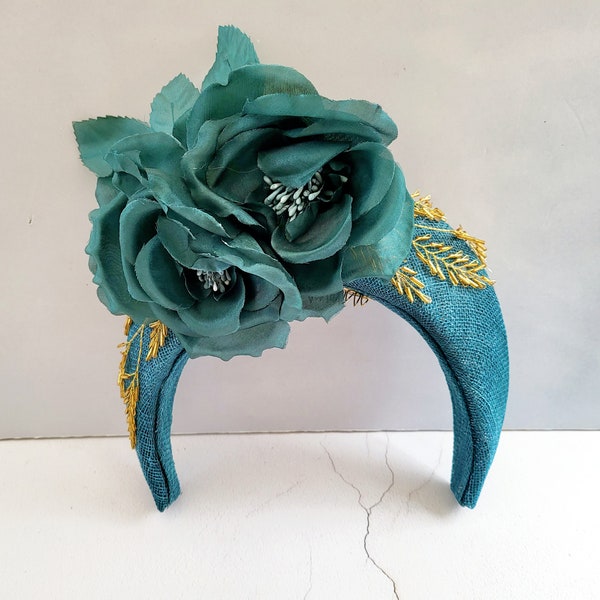 Teal Halo Fascinator Haarband, mit Seidenblumen und Goldperlen, Leichtes Rassen Kopfstück