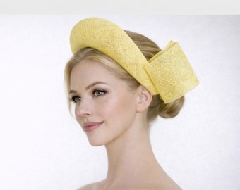 Diadema tipo halo de sinamay amarillo claro, tocado con lazo trasero para bodas y carreras de caballos.