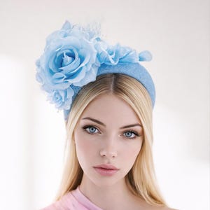 Blauer Fascinator Haarreif mit Silberfaden, Blumen und Netzschleier