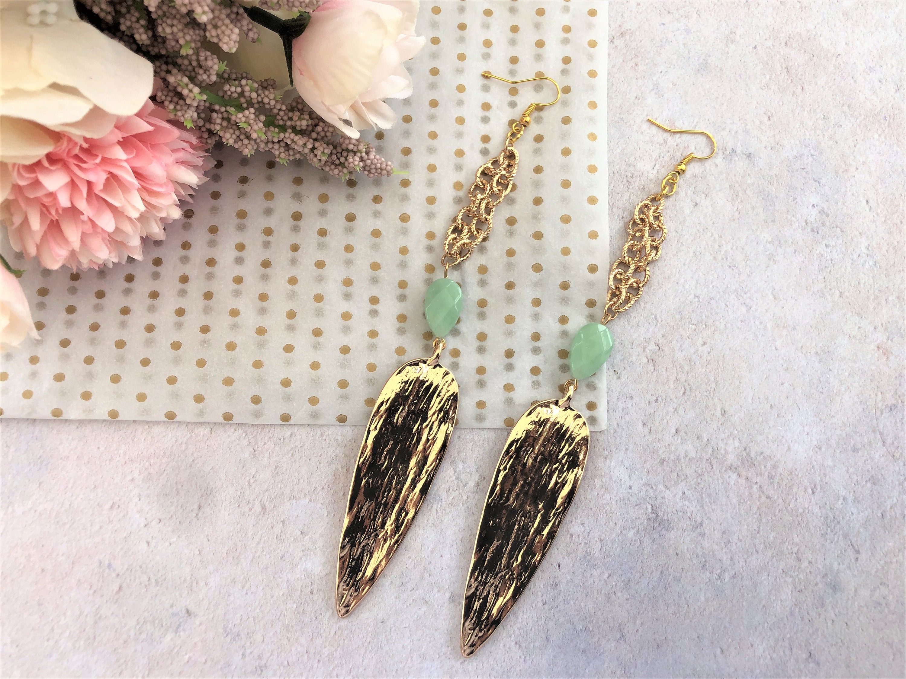 Boucles D'oreilles Longues Dorées Avec Perles Vertes Claires - Neuves Avec étiquettes - Fabriquées En France