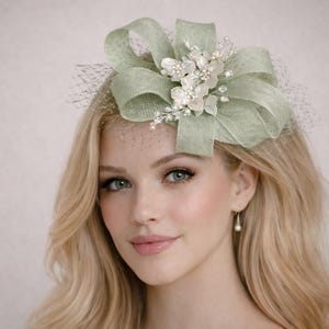 Lichtsaliegroene sinamaystrik Fascinator Bruiloft Races Hoofdband Dames — Nettoveiling bloemdetail
