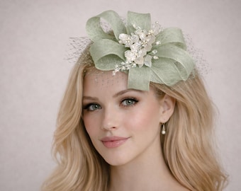 Tocado de boda con lazo de sinamay verde salvia claro para mujer — Velo de red con detalle de flores