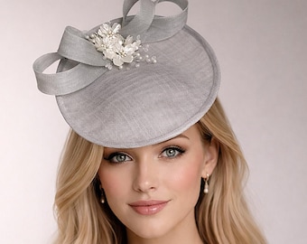 Tocado de sinamay gris pálido, sombrero con lazo, broche de flor de diamante, sombrero de carrera para bodas