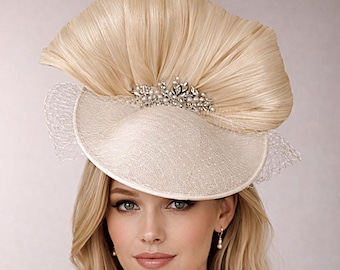 Tocado de boda color marfil, diadema con estilo de carreras y broche de diamantes de imitación.