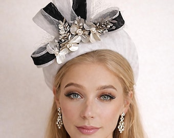 Diadema monocromática en blanco y negro, tocado para bodas y carreras de caballos.