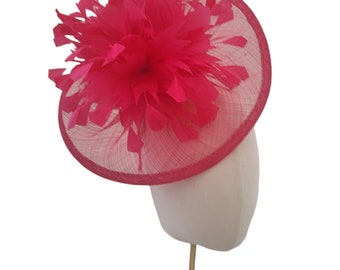 Fascinator grande plume rose, chapeau percher, hatinator sur un serre-tête