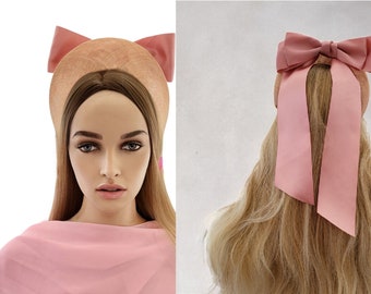 Blozen roze satijnen strik hoofdband Fascinator, op een Sinamay Halo-basis, met staarten