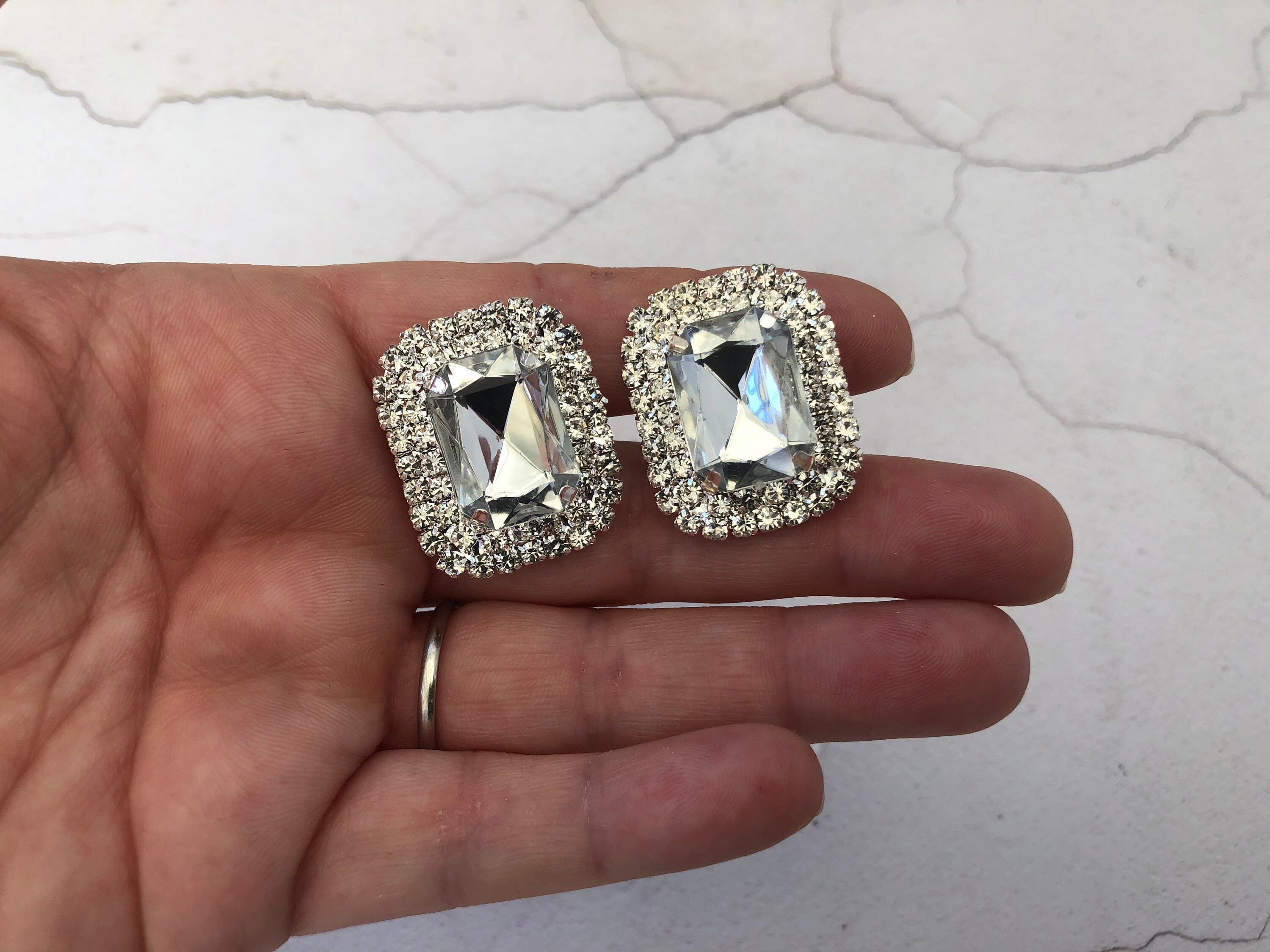 Orecchini a clip con strass di grandi dimensioni, tono oro, con punte trasparenti in vetro - Italia Orecchini a clip con strass di grandi dimensioni, tono oro, con punte trasparenti in vetro - Italia