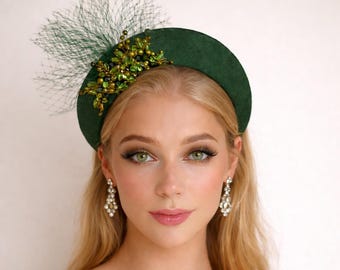 Tocado verde con cuentas y velo de red para bodas. Tocado de carreras.