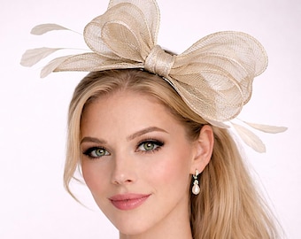 Tocado de plumas de sinamay beige y plateado, para invitadas de boda