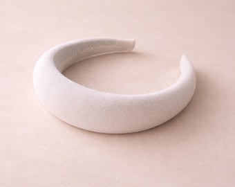 Diadema nupcial acolchada de lana crepé color marfil, tocado tipo halo para boda.