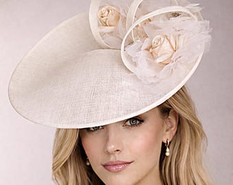 Sombrero grande con disco de flores de sinamay color crema marfil, tocado para bodas y carreras.