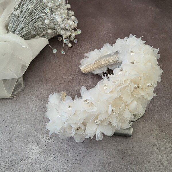 Elfenbeinfarbenes Blumen-Seidenstirnband gepolstert, mit Perlen und Diamant-Blumenkrone, Herzogin-Satin, 6 cm breit, Braut-Kopfschmuck