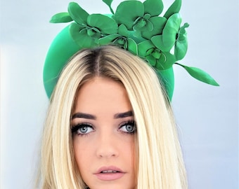Tocado de satén verde, tocado de flores, diadema de halo, banda para el cabello alta y acolchada, orquídeas de cuero,