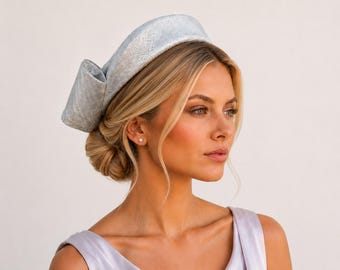Fascinator grigio argento scintillante con aureola a coste, fiocco posteriore per matrimoni e giornate di corse.