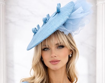 Sombrero tocado azul claro con flores, gran platillo floral con lazo, tocado para bodas y carreras de caballos.